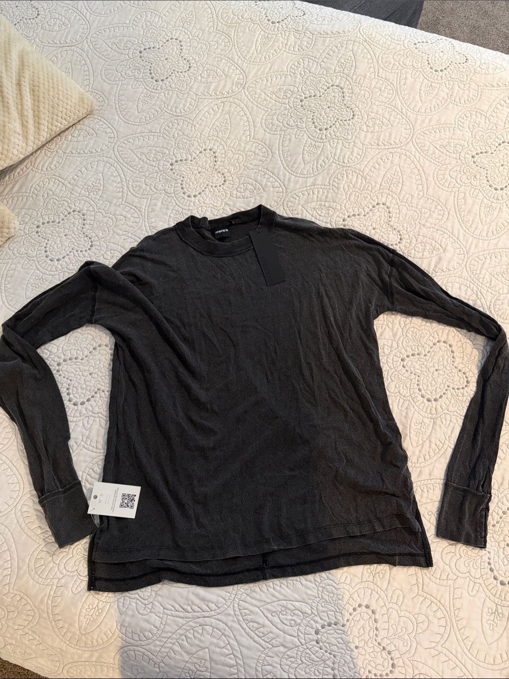 Mono B Women’s NWT Charcoal Black Long-Sleeve Crewneck Shirt w/ thumb holes